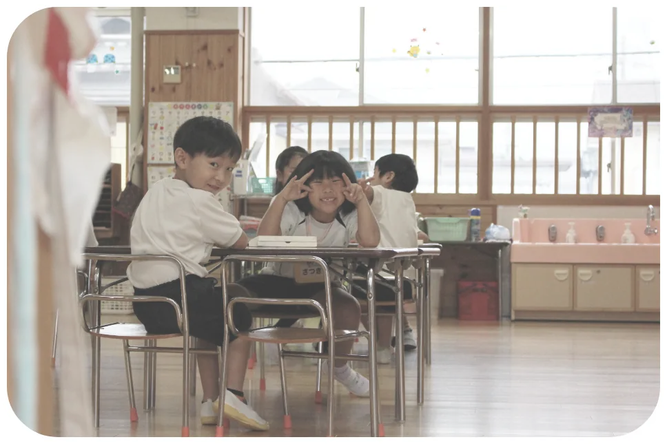教室で笑顔を見せる子どもたち