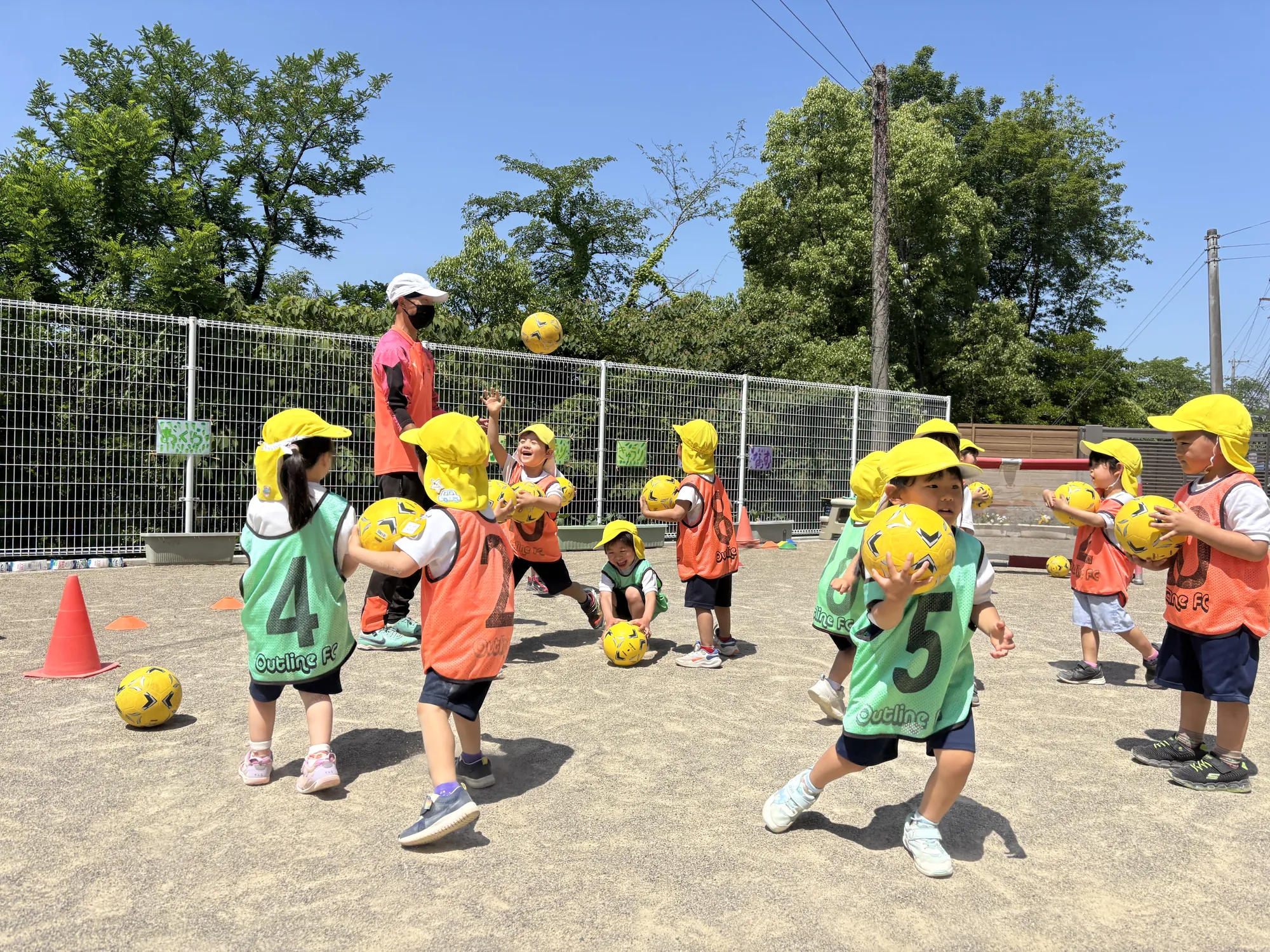 園庭でのサッカー教室