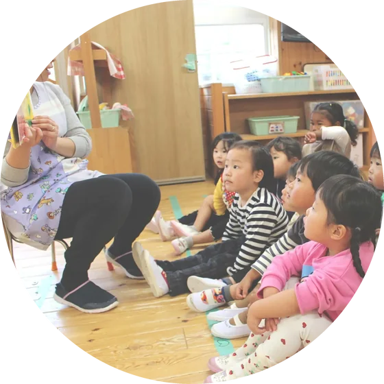 先生の話を聞く子どもたち