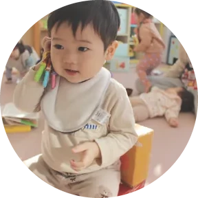 保育室で遊ぶ子ども