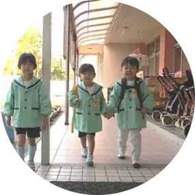 手をつないで登園する子どもたち