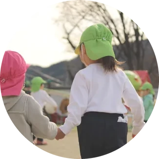 手をつないで歩く子どもたち