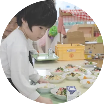 給食の配膳をする子ども