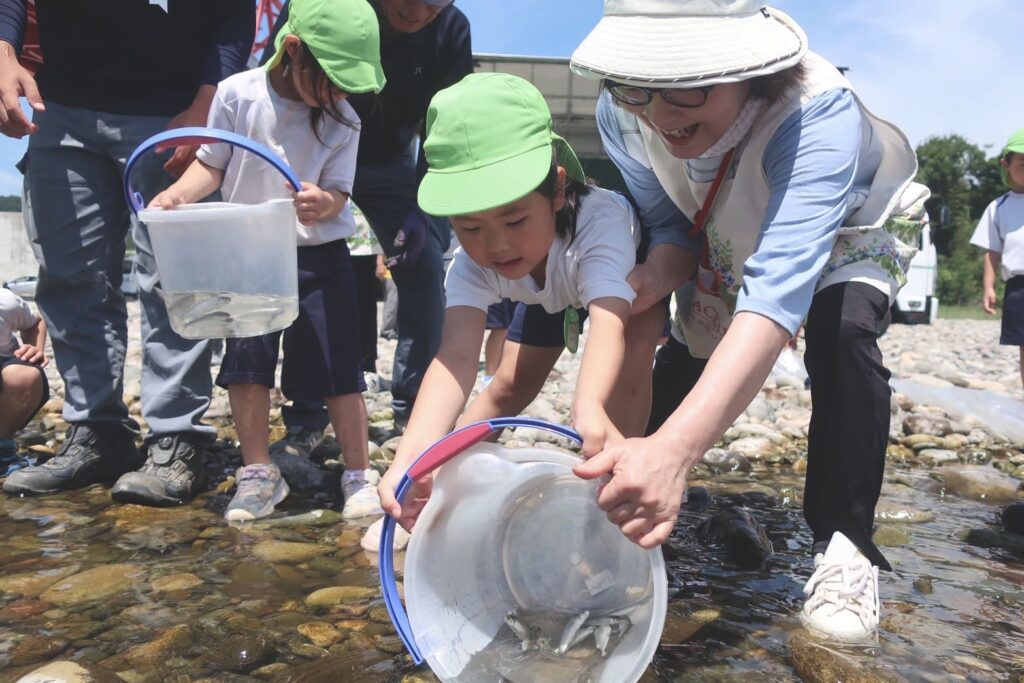 （きりん組) 稚鮎放流体験の実施